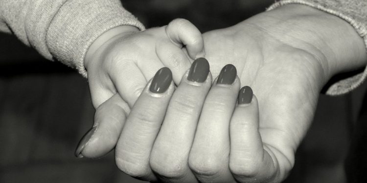 Cuando un hombre amenaza a una mujer con quitarle a los hijos esto sucede