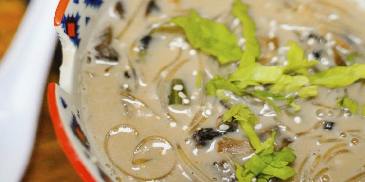 Sopa con Crema de Cacahuate