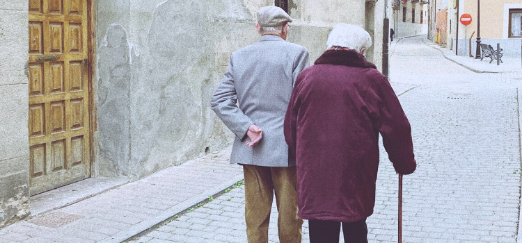 Desde gripas hasta caídas pueden sufrir los viejitos por el Frío. Recomendaciones para sus cuidados