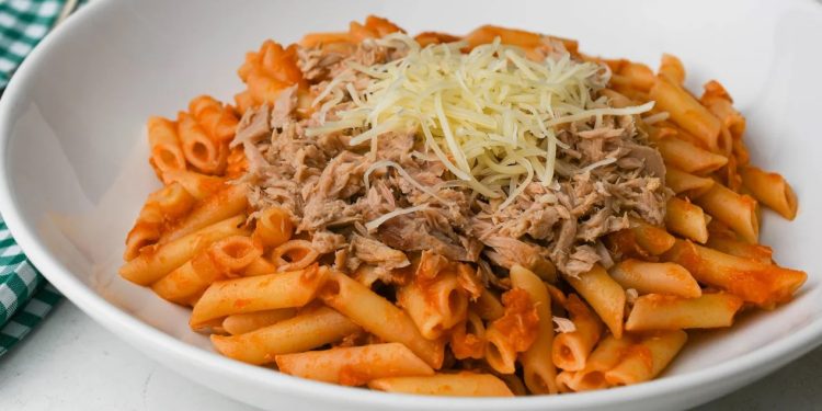 Macarrones con atún y tomate