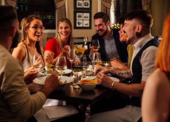 En qué parte de la mesa pongo el celular según las Reglas de Etiqueta