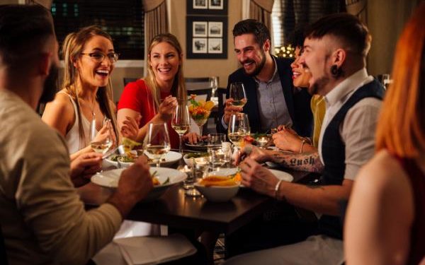 En qué parte de la mesa pongo el celular según las Reglas de Etiqueta