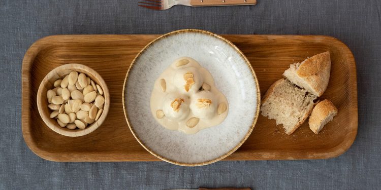 Albóndigas en salsa de almendra