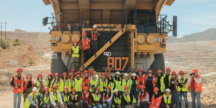 Estudiante de la UNISON visitan el complejo La Caridad de Grupo México