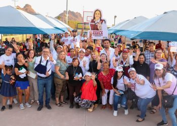 Karla Córdova González comparte propuestas de trabajo con familias del Fraccionamiento Misioneros en Guaymas