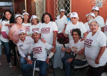 Vecinos de los sectores San Vicente, Gil Samaniego y Petrolera reciben a la doctora Karla Córdova González, candidata a la presidencia municipal.