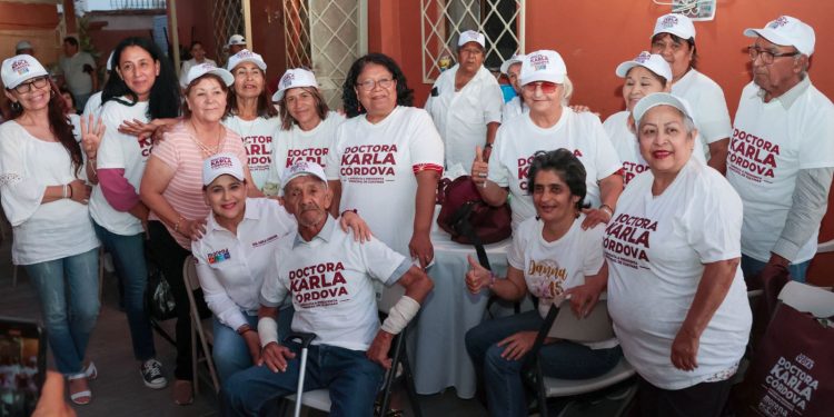 Vecinos de los sectores San Vicente, Gil Samaniego y Petrolera reciben a la doctora Karla Córdova González, candidata a la presidencia municipal.