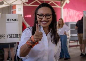 Natalia Rivera emite su voto