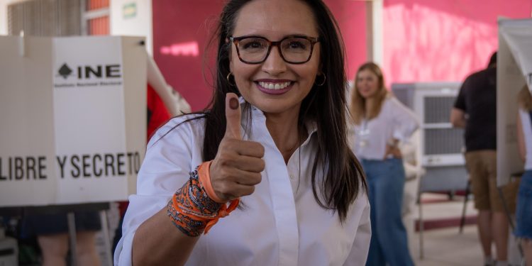 Natalia Rivera emite su voto