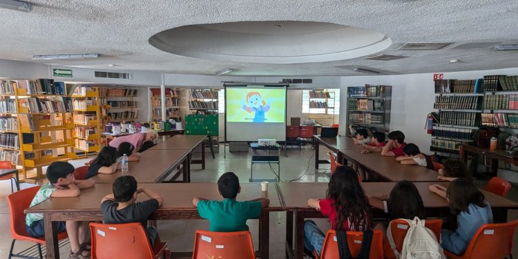 Después de una buena función de cine, las Niñas y los Niños conocieron y pintaron sus derechos en estas vacaciones