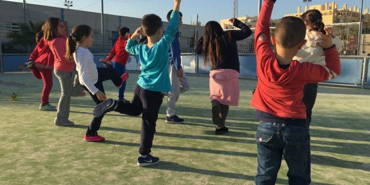 Realiza campamentos para adolescentes que reciben tratamiento externo