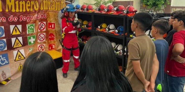 Se adentran familias al Pabellón Minero Infantil