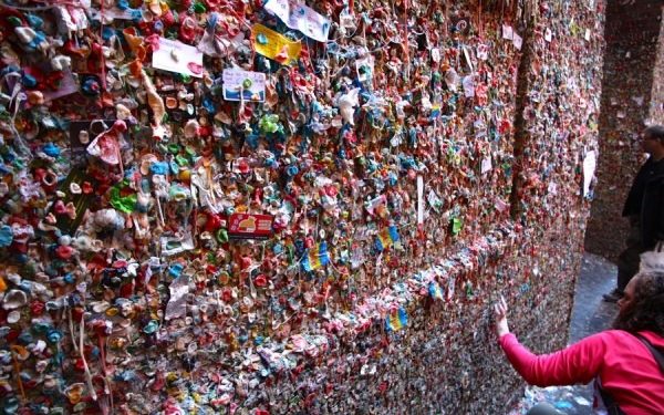 Descubre atracción en EEUU que tiene una pared llena de goma de mascar y otras más que no cumple con lo prometido