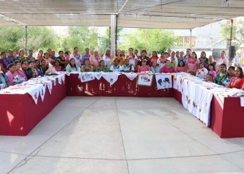 Karla Córdova clausura curso de bordado en Vícam