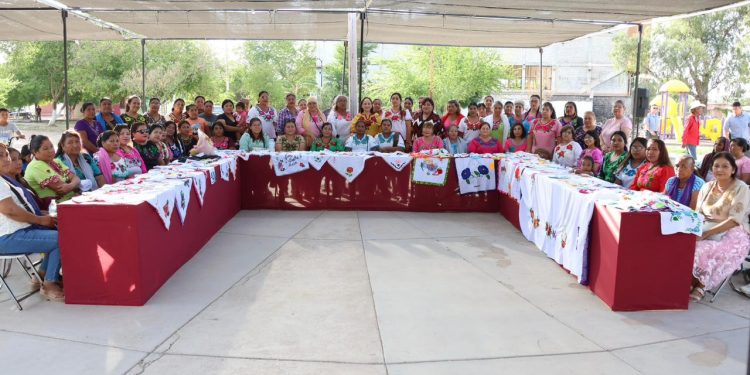 Karla Córdova clausura curso de bordado en Vícam