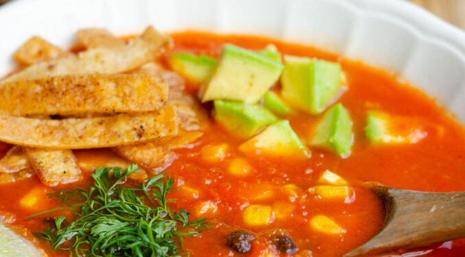 Sopa de tortilla vegetariana