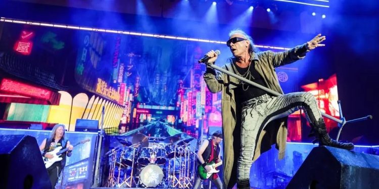 Regresa triunfal la Doncella de Hierro a Phoenix