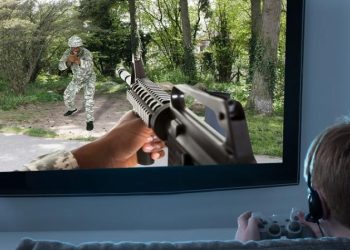 Si tu hijo no puede dejar los videojuegos, entonces únete y juega con él