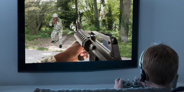 Si tu hijo no puede dejar los videojuegos, entonces únete y juega con él