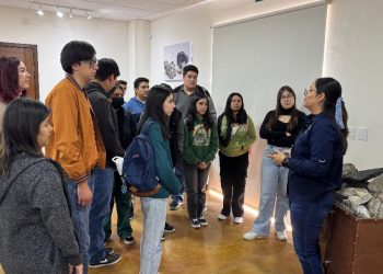 Estudiantes de la Unison visitan el Museo de Minerales