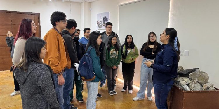 Estudiantes de la Unison visitan el Museo de Minerales