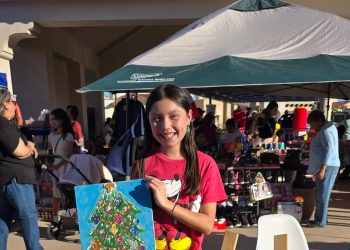 Con su rostro pinta una sonrisa y con sus manos pinta lo quiere