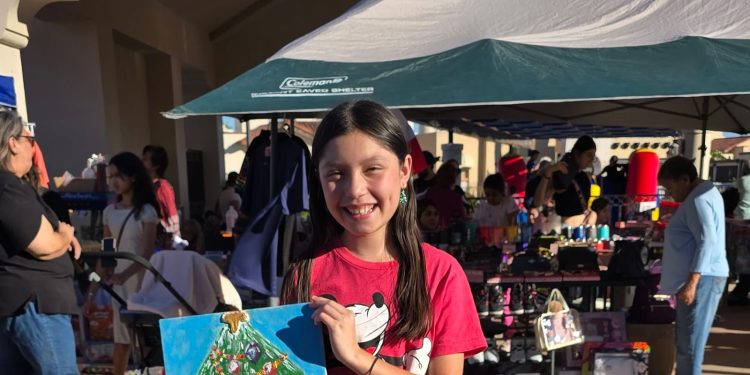 Con su rostro pinta una sonrisa y con sus manos pinta lo quiere