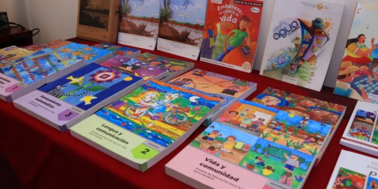 Más personas a leer y escribir