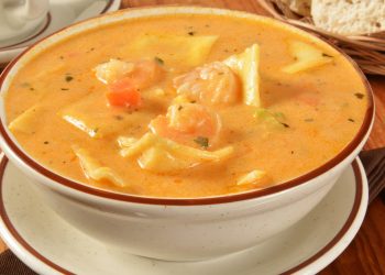 Sopa cremosa de marisco con pescado salteado