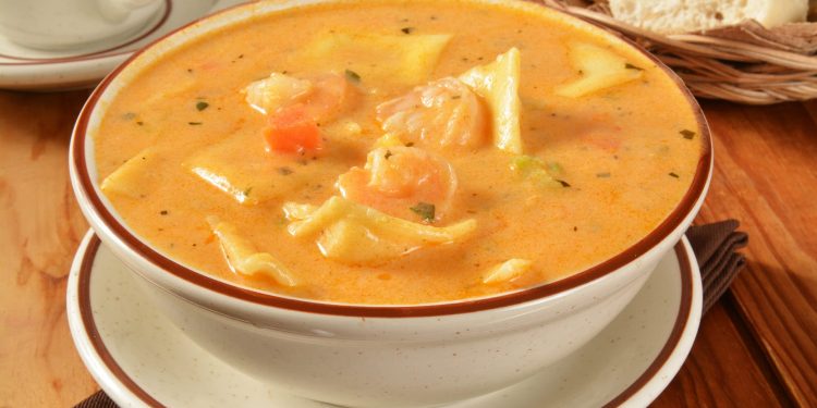 Sopa cremosa de marisco con pescado salteado