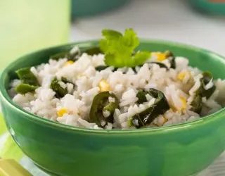 Arroz blanco con chile poblano y elote