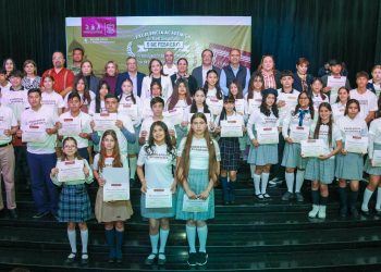 Alumnos guaymenses de excelencia académica son reconocidos por su Ayuntamiento