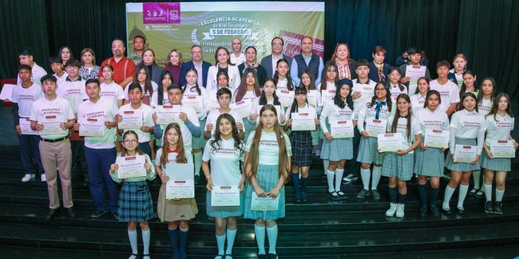 Alumnos guaymenses de excelencia académica son reconocidos por su Ayuntamiento