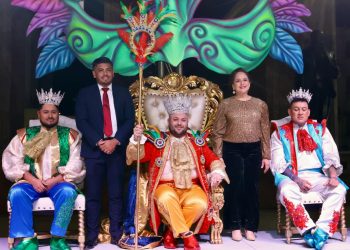 Coronan al Rey del Carnaval de Guaymas 2025