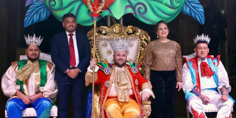 Coronan al Rey del Carnaval de Guaymas 2025