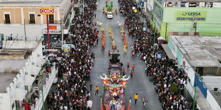El primer desfiles del Carnaval Guaymas 2025 lleno de ritmo y carros alegóricos