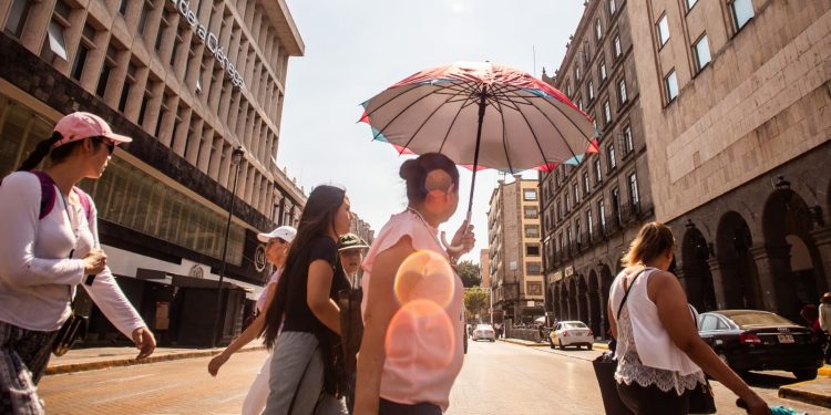 Recomendaciones para protegerse del calor extremo, emite IMSS