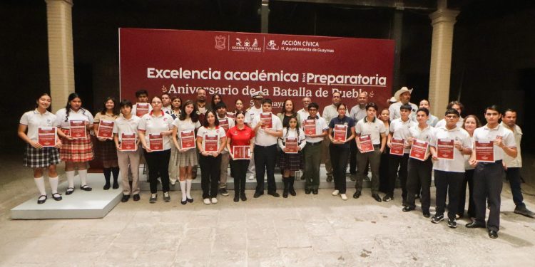 Estudiantes de preparatoria son reconocidos por su excelencia académica en Guaymas