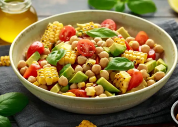 Ensalada de garbanzo, aguacate y maíz