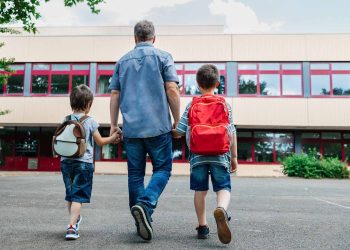 Los que deben llevar los niños a la escuela y lo que no