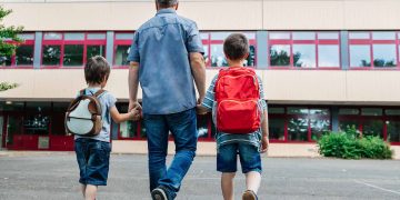 Los que deben llevar los niños a la escuela y lo que no