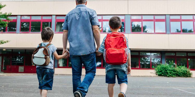 Los que deben llevar los niños a la escuela y lo que no