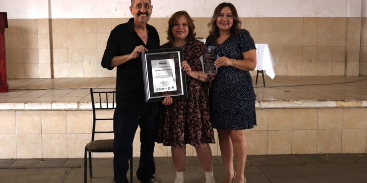 Cutberto López recibe merecido Reconocimiento por más de 40 años de trayectoria teatral