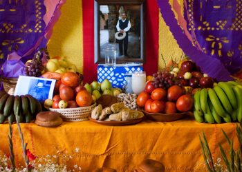 El altar, armonía de colores, con aroma, sabor que toca el alma
