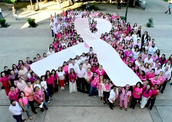Conmemoran en Hermosillo el Día Mundial de la Lucha contra el Cáncer de Mama con lazo humano gigante
