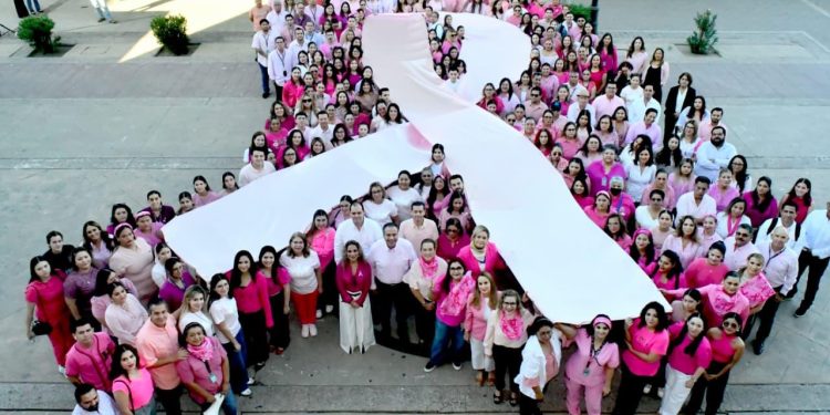 Conmemoran en Hermosillo el Día Mundial de la Lucha contra el Cáncer de Mama con lazo humano gigante