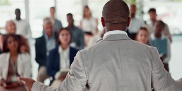 Cuando usar el poder de la voz fuerte para sumar