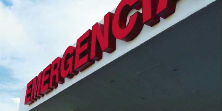 Menor es atendida tras mordedura de serpiente en escuela