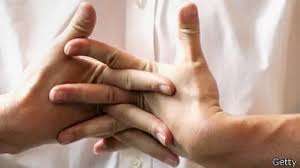 El “Crack” de tronarse los dedos