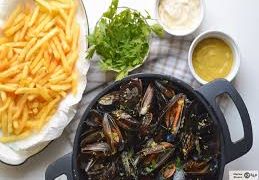 Mejillones con papas fritas estilo Belga